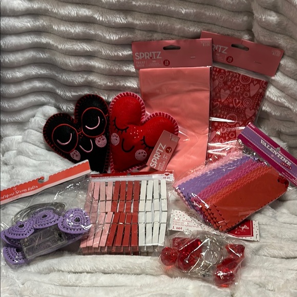 Valentine's Bundle Hearts Lights, treat bags, Clothspins, Bookmarks for Crafts - Picture 1 of 6